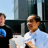Temui Jokowi di pabrik SpaceX, tampilan casual Elon Musk pakai kaos oblong Rp400 ribu mencuri perhatian. (Twitter/setkabgoid).