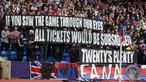 Suporter  Crystal Palace membentangkan spanduk tanda protes  penjualan ticket saat Laga Liga Inggris di Selhurst Park, Sabtu (3/10/2015). Crystal Palace menang 20 atas WBA. Action Images via Reuters / Matthew Childs  