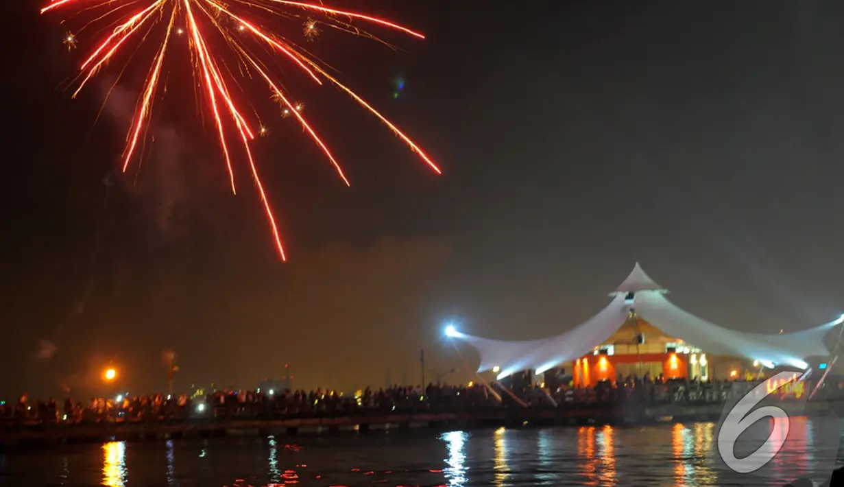 Suasana kemeriahan malam pergantian tahun di Ancol, Jakarta, Kamis (1/1/2015). (Liputan6.com/Faisal R Syam)