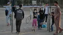 Anak-anak bermain pada palang besi yang terpasang di Shahr-e Naw Park, Kabul, Afghanistan, 9 September 2021. Taliban menguasai Afghanistan setelah pasukan Amerika Serikat meninggalkan negara tersebut. (HOSHANG HASHIMI/AFP)