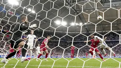Pemain Inggris, Jude Bellingham, mencetak gol melalui tandukan kepala saat melawan Serbia pada laga Grup C Euro 2024 di Veltins Arena hari Senin (17/06/2024). (AP Photo/Martin Meissner)