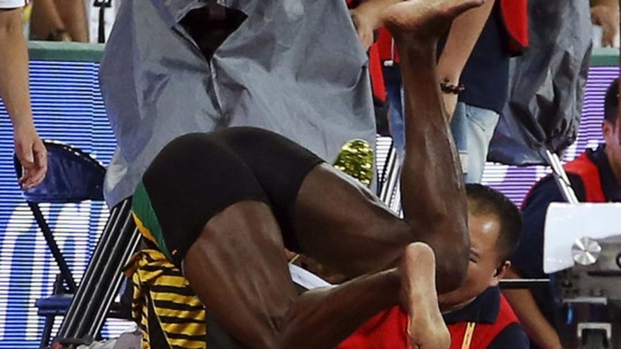 Insiden lucu Usain Bolt tertabrak kameramen usai juara lari 200 M