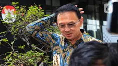 Mantan Komisaris Utama PT Pertamina (Persero), Basuki Tjahaja Purnama atau Ahok berjalan usai menjalani pemeriksaan di Gedung Merah Putih Komisi Pemberantasan Korupsi (KPK), Jakarta, Kamis (9/1/2025). (Liputan6.com/Angga Yuniar)