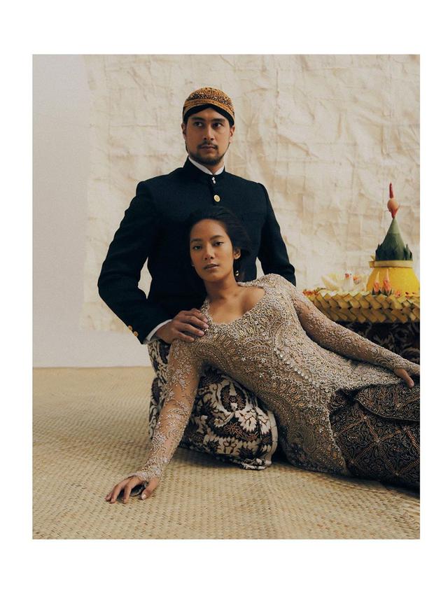 7 Potret Post Wedding Tara Basro dan Daniel Adnan, Kental Nuansa Adat