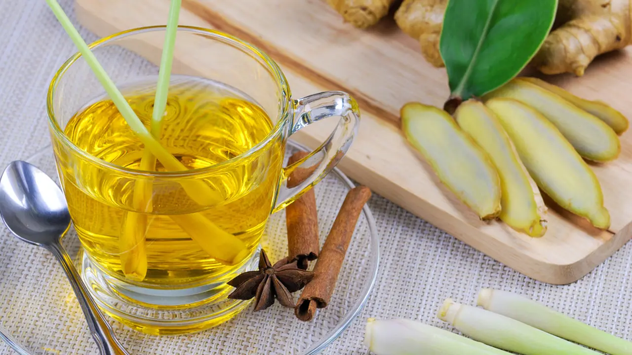 minuman herbal hangat jamu wedang serai jahe kayu manis