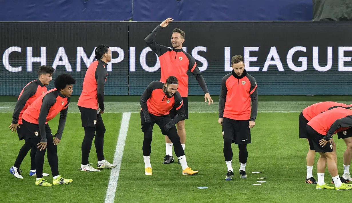 Para pemain Sevilla melakukan pemanasan selama sesi latihan tim di Signal Iduna Park, Dortmund, Jerman (8/3/2021). Sevilla akan bertanding melawan Borrusia Dortmund pada leg kedua babak 16 besar Liga Champions di Signal Iduna Park. (AP Photo/Martin Meissner)