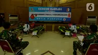 Anggota Paspampres melakukan donor darah di Kawasan Mako Paspampres,Jakarta, Rabu (15/4/2020). Donor daran dan pembagian sembako sebagai bentuk kepedulian kemanusian di tengah pandemi virus COVID-19. (merdeka.com/Imam Buhori)