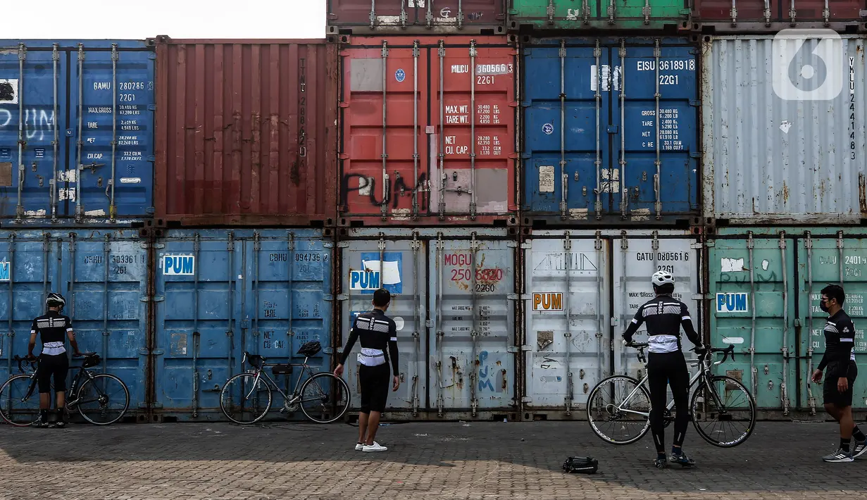 Sejumlah pesepeda di kawasan Pelabuhan Sunda Kelapa, Jakarta, Minggu (23/5/2021). Menteri BUMN Erick Thohir berencana mempercantik kawasan Pelabuhan Sunda Kelapa untuk dijadikan destinasi wisata tempat kapal pesiar bersandar dengan tetap mempertahankan nilai sejarah. (Liputan6.com/Johan Tallo)