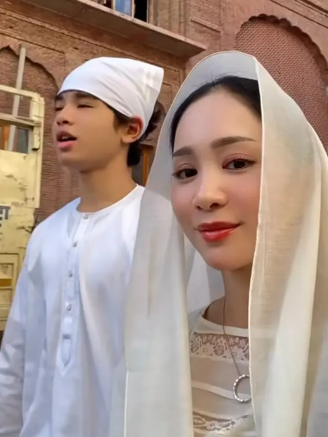 6 Gaya Bunga Zainal Ikut Suami Jalani Ibadah Sikh di India, Tampil Anggun Berkerudung