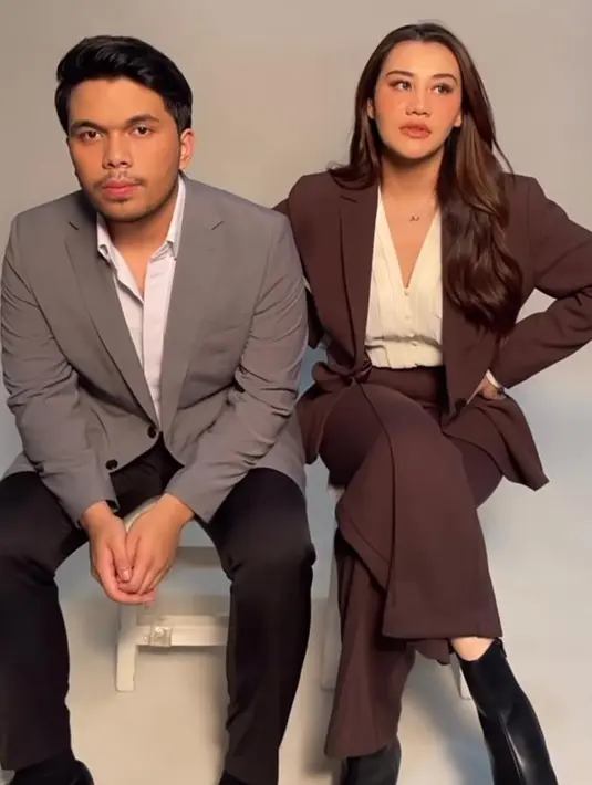 Thariq mengenakan jas warna abu-abu, dipadukan kemeja putih, dan celana panjang hitam. Sementara Aaliyah mengenakan setelan blazer warna coklat tua yang dipadukan knit top warna putih. [IG: @erichalamin]