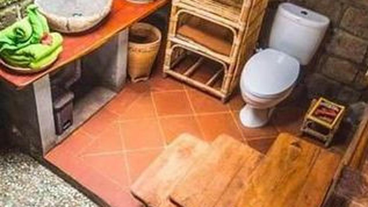 Kamar Mandi Khas Pedesaan yang Luas Tapi Sederhana&nbsp;