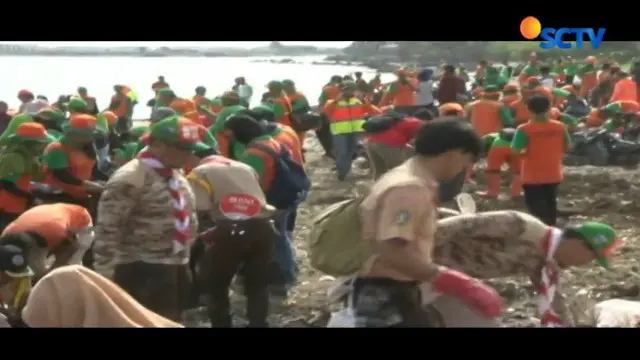 Melihat Aksi Warga Jakarta Turun ke Pantai Marunda Bersihkan Sampah