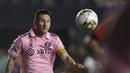 Pemain Inter Miami, Lionel Messi berusaha mengontrol bola pada laga lanjutan Liga Amerika Serikat (MLS) melawan Toronto FC di DRV PNK Stadium, Florida, Amerika, Kamis (21/09/2023) dini hari WIB. Messi bermain sebagai starter pada laga tersebut. (AFP/Getty Images/Carmen Mandato)