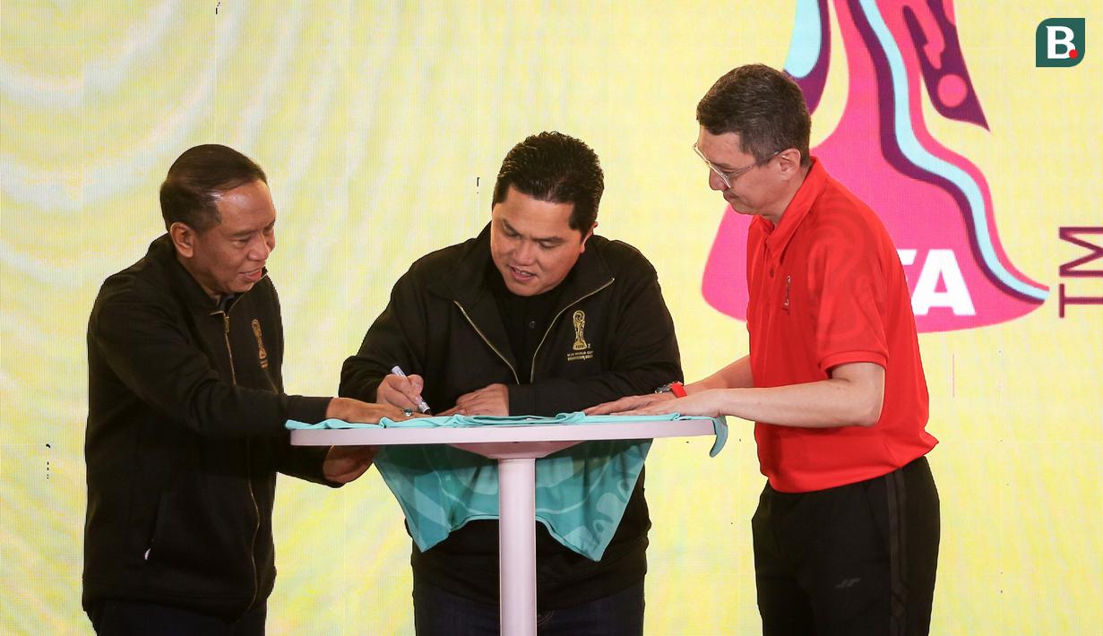 <p>Ketua Umum PSSI, Erick Thohir (tengah) dan Menpora, Zainudin Amali (kiri) menandatangani salah satu merchandise ditemani CEO PT JUARAGA, Mochtar Sarman saat launching merchandise resmi Piala Dunia U-20 2023 di Atrium Mall FX Sudirman, Senayan, Jakarta, Rabu (08/03/2023). (Bola.com/Bagaskara Lazuardi)</p>