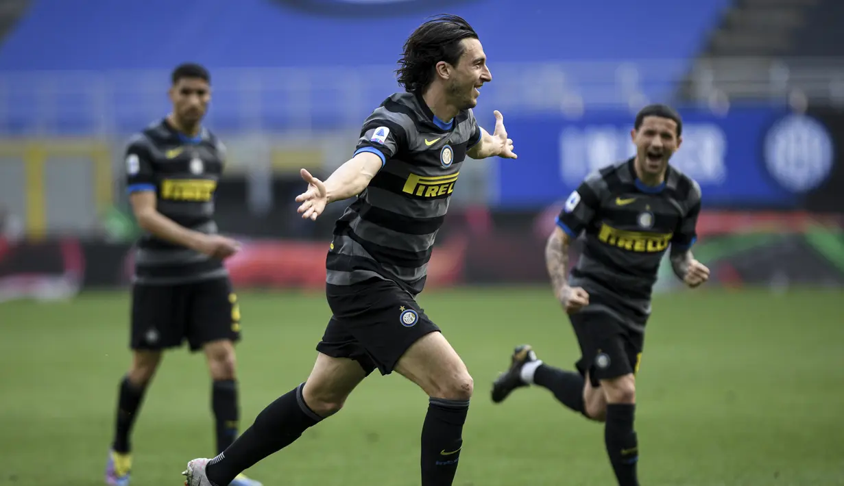 Bek Inter Milan, Matteo Darmian (tengah) melakukan selebrasi usai mencetak gol ke gawang Hellas Verona dalam laga lanjutan Liga Italia 2020/2021 pekan ke-33 di San Siro Stadium, Milan, Minggu (25/4/2021). Inter menang 1-0 atas Verona. (AP/Antonio Calanni)