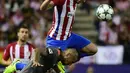 Saul Niguez (atas) menhalau bola dari kejaran pemain Bayern Munich, Arturo Vidal pada laga grup D Liga Champions di Vicente Calderon stadium, Madrid, Kamis (29/9/2016) dini hari WIB. (AFP/Pierre-Philippe Marcou)