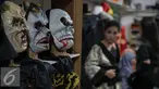 Topeng berbentuk setan dijual ditempat penyewaan kostum Helloween di Jakarta, Jumat (30/10/2015).  Jelang perayaan Helloween penyewaan kostum Helloween ramai diburu penyewa, harga bervariatis dari 300rb hingga 1juta. (Liputan6.com/Faizal Fanani)