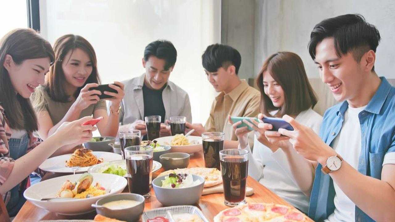 3. Mabar Game Seru dengan Orang lain di Rumah