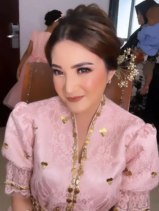 Pulasan makeup bold nuansa warna brick pun menyempurnakan penampilan Kiki Amalia di hari bahagianya itu. Foto: Instagram/kikiamaliaworld.