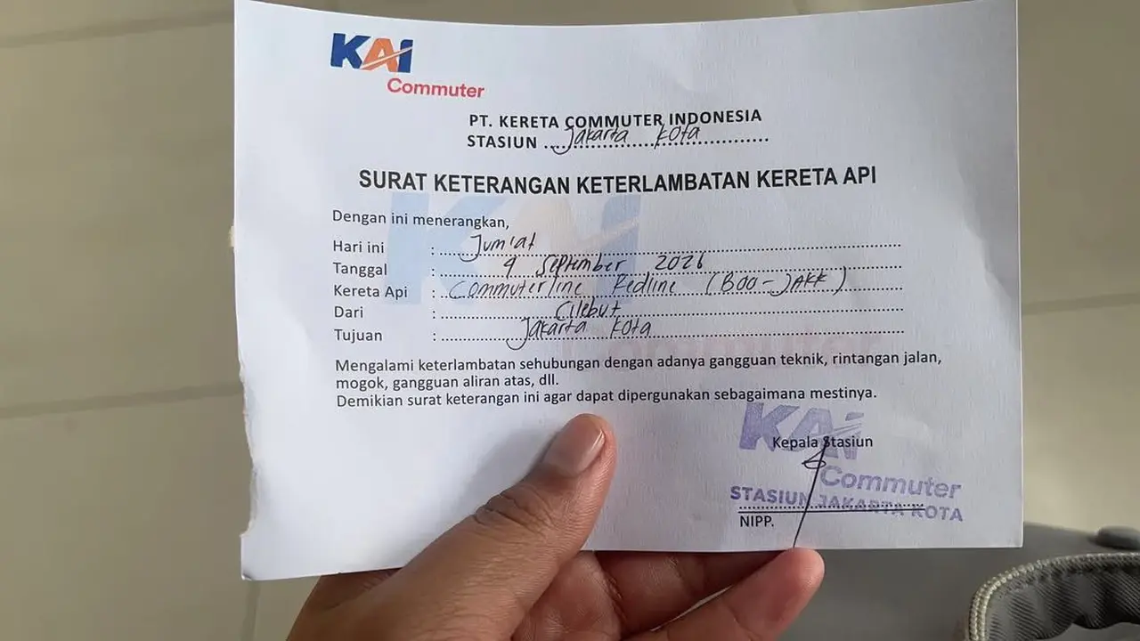 Azhar (27), salah satu penumpang KRL yang mengalami gangguan di Stasiun Jakarta Kota, mendapatkan surat keterlambatan dari KAI.