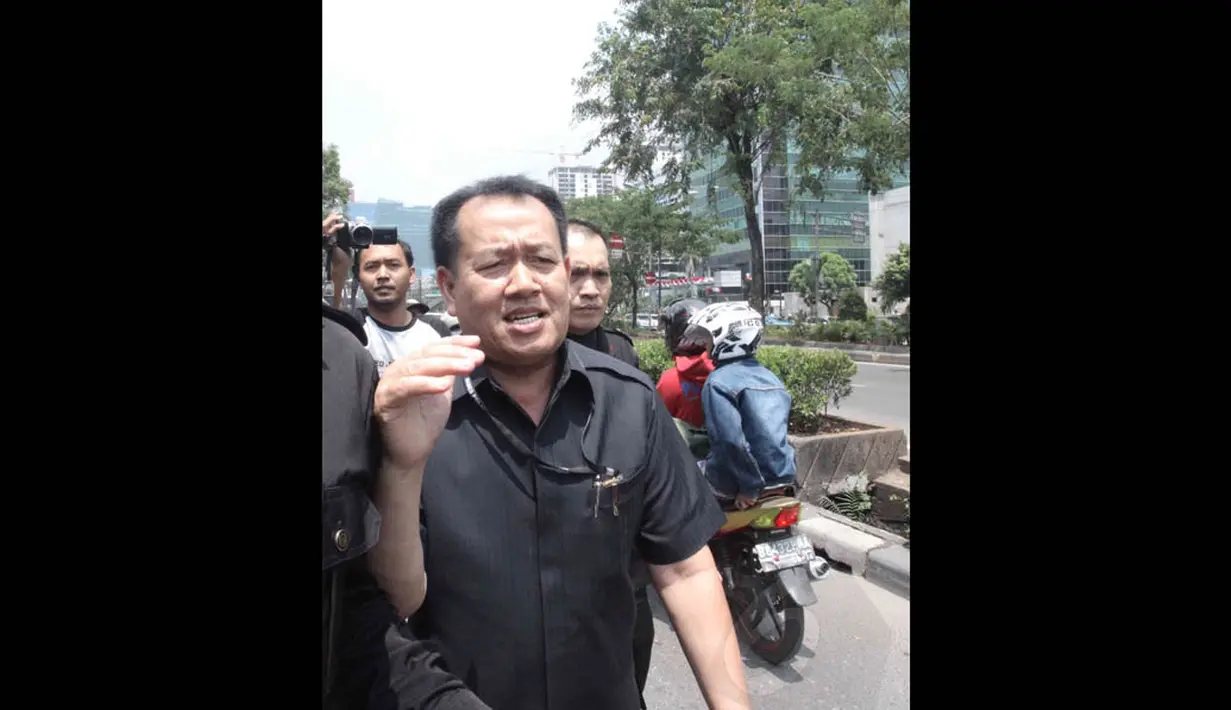 Saat keluar, pria yang mengenakan baju safari itu justru berlari menghindari wartawan, Jakarta, (28/8/14). (Liputan6.com/Herman zakharia)