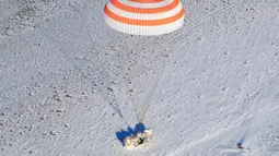 Kapsul Rusia Soyuz MS-05 mendarat di sekitar 150 km tenggara kota Kazakh, Kazakhstan (14/12). Tiga astronot berhasil mendarat ke bumi setelah enam bulan di Stasiun Luar Angkasa Internasional. (AP/ Dmitri Lovetsky/Pool)