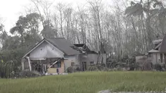 Warga memeriksa kerusakan di rumahnya di daerah yang terkena dampak letusan Gunung Semeru di Lumajang, Jawa Timur, Minggu (5/12/2021). Gunung Semeru memuntahkan kolom tebal abu, gas yang membakar dan lava menuruni lerengnya dalam letusan tiba-tiba yang dipicu oleh hujan lebat. (AP Photo/Trisnadi)