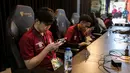Philip Franc Tanputra dan sejumlah peserta berkompetisi dalam seleksi nasional atau Indonesia National Qualifier FIFAe World Cup 2024 yang berlangsung di Point Arena, Jakarta Selatan, Sabtu (02/11/2024). (Bola.com/Bagaskara Lazuardi)