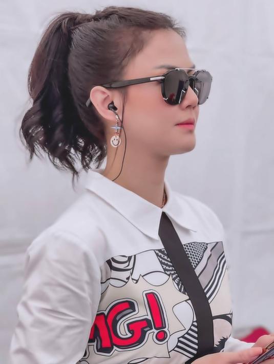 Menjadi seorang host Carnaval SCTV tentu beda dengan menjadi presenter di dalam studio. Sama-sama ditonton banyak orang, namun euforia yang dirasakan tentu berbeda. Seleb yang cukup jarang mengenakan makeup ini pun selalu tampil memukau para penggemarnya. (Liputan6.com/IG/@nitagunawan09)