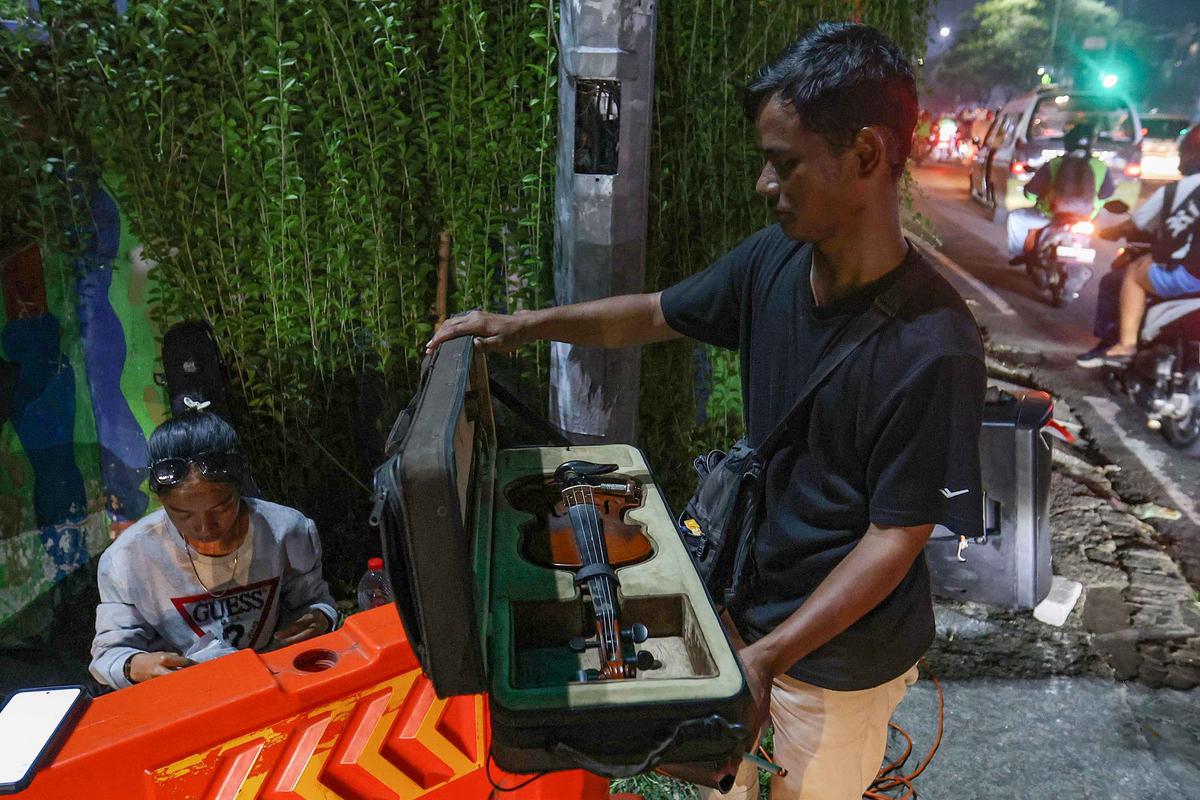 FOTO: Musik di Lampu Merah,  Kisah Kris Si Biola Jalanan dan Polemik Royalti