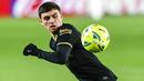 Pemain Barcelona, Pedri, mengontrol bola saat melawan Granada pada laga Liga Spanyol di Stadion Los Carmenes, Sabtu (9/1/2021). Bracelona menang dengan skor 4-0. (AP/Jose Breton)