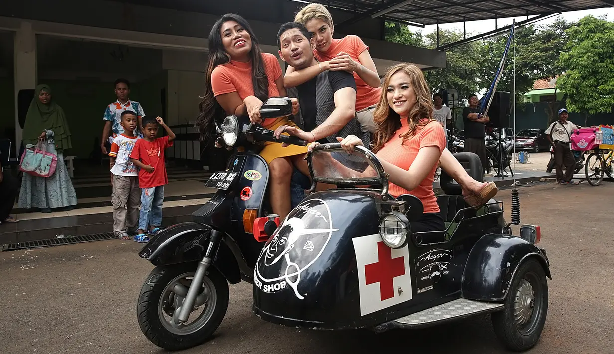 Selain Nikita Mirzani, Evi Masamba dan Amel Alvi, ada juga si tampan Evan Sanders. Ivan berperan menjadi Asgar dan memiliki usaha barber shop. (Bambang E.Ros/Bintang.com)