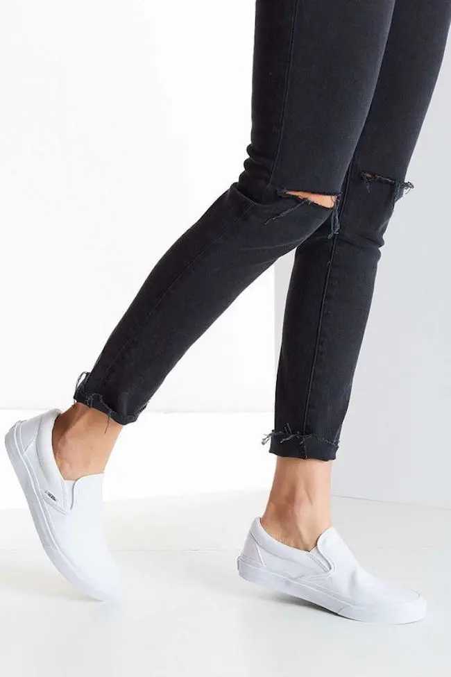 Slip on putih ini bikin gaya kamu stand out, bisa dipadukan dengan pakaian apapun. (sumber foto: urbanoutfitters.com/pinterest)