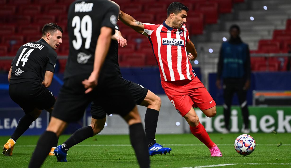 Penyerang Atletico Madrid, Luis Suarez, berusaha melepaskan tendangan saat menghadapi Salzburg pada laga Liga Champions 2020/2021 di Estadio Wanda Metropolitano, Rabu (28/10/2020) dini hari WIB. Atletico Madrid menang 3-2 atas Salzburg. (AFP/Gabriel Bouys)