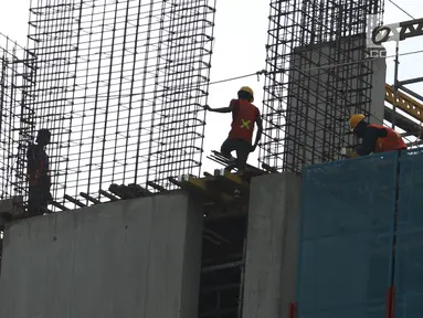 Sejumlah pekerja tengah menyelesaikan proyek pembangunan gedung bertingkat di Jakarta, Jumat (26/1). Kementerian Pekerjaan Umum dan Perumahan Rakyat terus mengejar sertifikasi tenaga kerja sektor konstruksi. (Liputan6.com/Angga Yuniar)