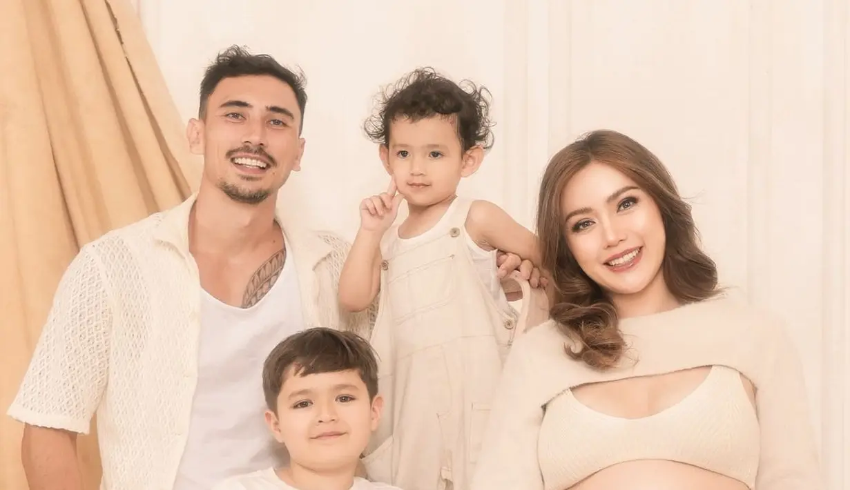Keluarga Jessica Iskandar tengah menantikan kehadiran anggota baru. [@fdphotography90].