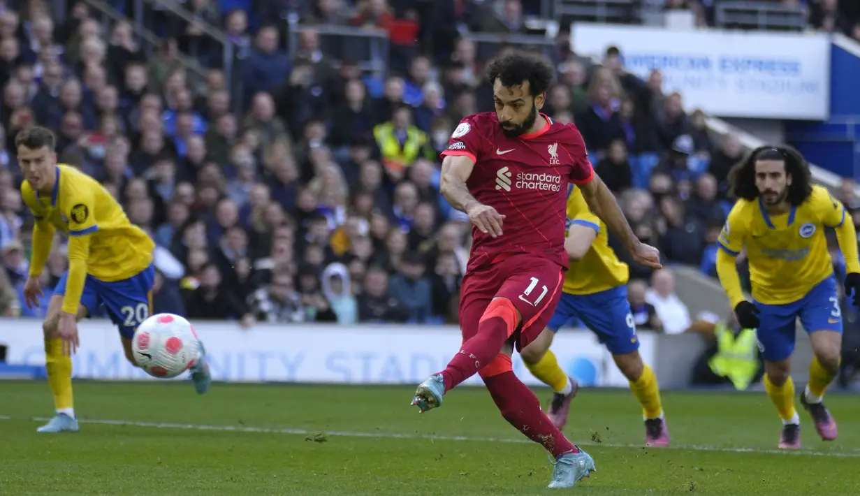 Mohamed Salah. Pemain sayap asal Mesir berusia 29 tahun yang telah 5 musim berseragam Liverpool ini baru saja mencetak gol ke-20 musim ini sekaligus ke-2000 bagi Liverpool di pentas Premier League lewat 1 gol penaltinya ke gawang Brighton yang berakhir 2-0. (AP/Kirsty Wigglesworth)