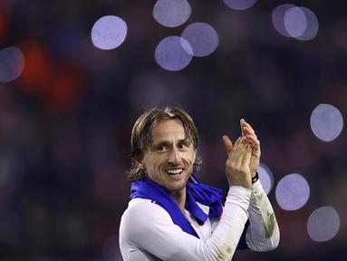 Gelandang Kroasia, Luka Modric melakukan selebrasi setelah memenangkan pertandingan sepak bola leg pertama perempat final UEFA Nations League melawan Prancis di Stadion Poljud di Split, pada 20 Maret 2025. (FRANCK FIFE/AFP)
