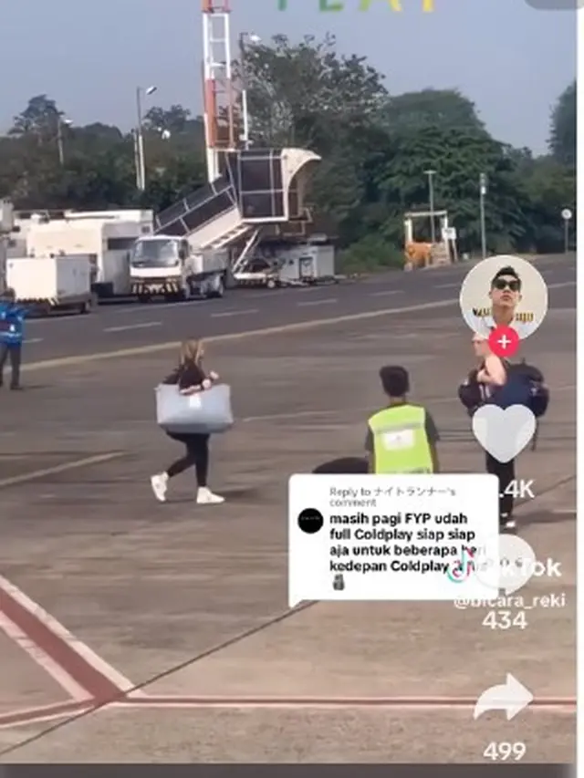 Momen Chris Martin Cium Tanah di Bandara, Tinggalkan Indonesia Usai Konser