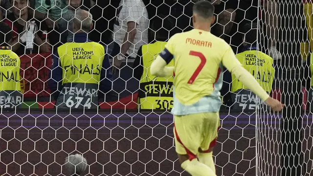 Momen penalti Alvaro Morata digagalkan Diogo Costa di laga Portugal vs Spanyol di final UEFA Nations League 2025, Senin (09/06/2025). (AP/Matthias Schrader)