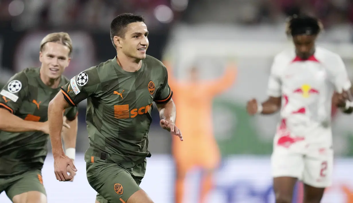 Marian Shved benar-benar menjadi mimpi buruk Timo Werner dan kawan-kawan. Bomber Shakhtar Donetsk itu memborong dua dari empat gol kemenangan di Redbull Arena tersebut. (AP/Michael Sohn)