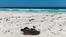 Botol berisi pesan berusia hampir 132 tahun ditemukan di dekat Pulau Wedge di utara Perth (7/3). Pesan tertua di dunia ini ditemukan setengah terkubur di bukit pasir di pantai barat Australia oleh sekelompok pejalan kaki. (AFP Photo/Kym Illman)