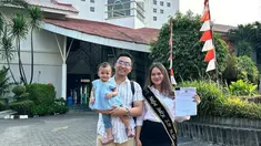 Dengan rasa syukur yang mendalam, Nadya Indri berhasil menyelesaikan impian menjadi lulusan magister pada usia 27 tahun. Ia mengungkap perjuangannya kuliah di Universitas Paramadina. Ibu dua anak ini memulai kuliah dari bulan September 2020 hingga September 2023. Meskipun mengalami penundaan selama satu tahun karena mengandung dua kali, semangatnya untuk mencapai gelar magister tidak pernah surut. (Liputan6.com/IG/@nadyaindry)
