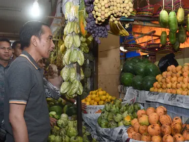 Presiden Joko Widodo berbincang dengan pedagang buah di Pasar Cipanas, Jawa Barat, Minggu (26/6). (Foto: Setpres)