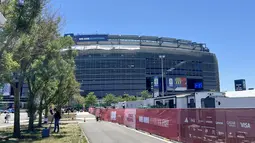 Tampak luar MetLife Stadium di East Rutherford, New Jersey, Amerika Serikat, yang menjadi salah satu stadion utama Piala Dunia 2026. Stadion berkapasitas lebih dari 82 ribu penonton ini telah menggelar sejumlah pertandingan sepanjang turnamen, termasuk laga fase grup Timnas Prancis melawan Senegal, dan akan menjadi venue partai final Piala Dunia 2026. (KLY Sports/Hery Kurniawan)