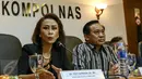 Sekretaris Pansel Kompolnas, Yenti Garnasih (kiri) mengumumkan 24 peserta yang lolos seleksi, di Gedung Kompolnas Jakarta, Rabu (30/3). 24 peserta akan mengikuti tahapan tes kesehatan pada 4-5 April 2016 di RS Polri Kramatjati (Liputan6.com/Yoppy Renato)