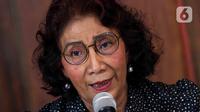 Pemilik Susi Air Susi Pudjiastuti menyampaikan keterangan terkait pembakaran pesawat dan penyanderaan Pilot Capt Philip Mark Mehrtens di Jakarta, Rabu (1/3/2023). Susi Pudjiastuti meminta maaf atas kejadian pembakaran dan penyanderaan pilot Susi Air yang berdampak kepada terhentinya 40 persen operasional penerbangan di Papua dan berharap kelompok penyanderaan bisa membebaskan pilot tersebut. (Liputan6.com/Herman Zakharia)