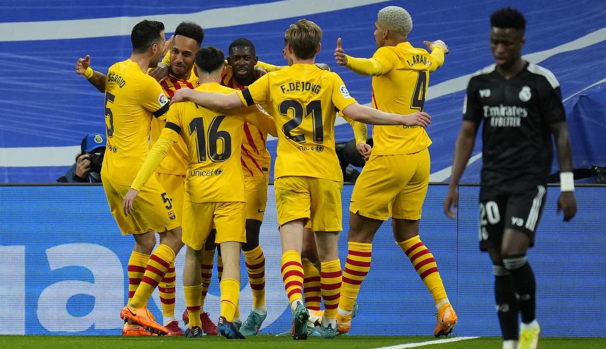 0-4 dari Barcelona. Real Madrid menjamu Barcelona pada pekan ke-29 Liga Spanyol musim 2021/2022, 20 Maret 2022. Hasil akhir pasukan Real Madrid kalah 0-4 lewat dua gol dari Pierre-Emerick Aubameyang dan masing-masing satu gol dari Ronald Araujo dan Ferran Torres. (AP/Manu Fernandez)