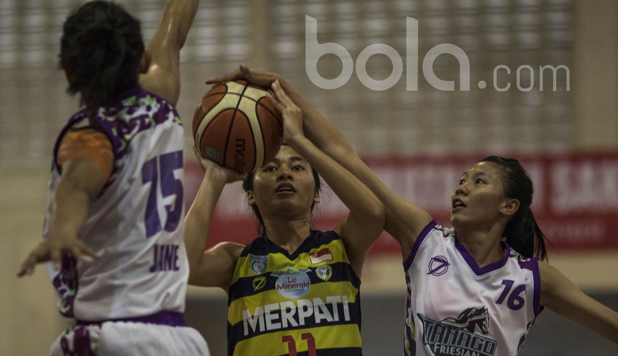 Pebasket Merpati Bali, Kadek Suari, berusaha mencetak angka saaat melawan Tanago Friesian pada perebutan tempat ketiga Sahabat Cup 2017 di GOR Sahabat, Semarang, Sabtu (22/4/2017). Merpati menang 53-30 atas Tanago. (Bola.com/Vitalis Yogi Trisna)