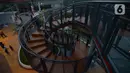 Pengunjung menikmati suasana di Skywalk Senayan Park, Jakarta, Rabu (29/12/2021). Kawasan yang menyajikan pemandangan lanskap perkotaan itu menjadi alternatif destinasi wisata Jakarta yang instagramble dengan spot foto yang beragam. (merdeka.com/Imam Buhori)